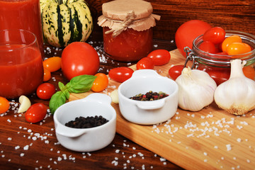 white garlic with red and yellow tomatoes with sea salt and pepper