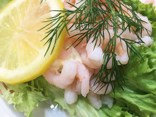 Garnelen auf Salat