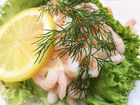 Garnelen auf Salat