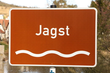 Namensschild des Flusses Jagst im Jagsttal
