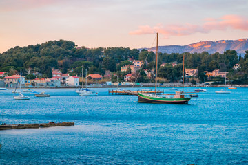 Bateaux dans la rade de Toulon près du Fort Balaguier à La Seyne-sur-Mer