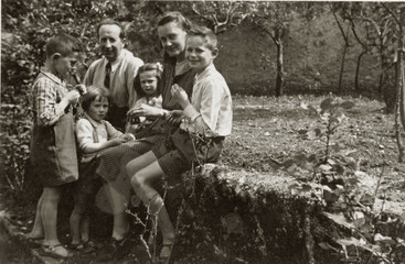 FOTO ANTICA CON FAMIGLIA IN GIARDINO 
