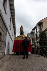 Paso y capataz por el ayuntamiento