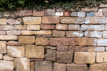 Feuchte Sandsteinwand