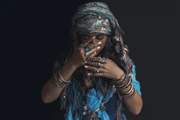 Poster jonge vrouw in zigeunerstijl die portret van stamjuwelen draagt © zolotareva_elina