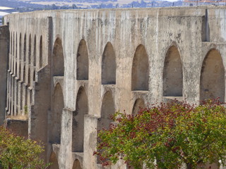 Obraz premium Acueducto de Amoreira en Elvas (Portugal) ciudad historica en el distrito de Portalegre en la región del Alentejo a pocos kilometros de Badajoz (España)