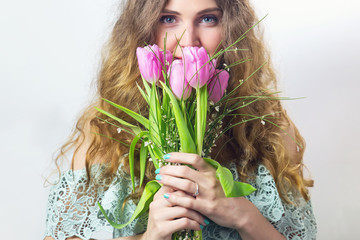 Naklejka premium attractive woman with flowers look at you