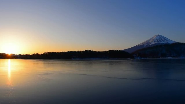 河口湖大石地区から氷る湖面の日の出と富士山　2018/01/31