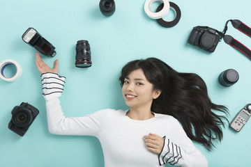 撮影機材に囲まれた女性