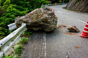 【山梨県】落石により通行止めになった道路
