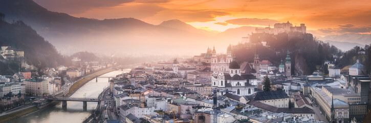 Naklejka premium Panoramiczny widok na Salzburg w zimowy poranek