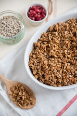 Joghurt mit Müsli und Beeren