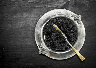 Black caviar in a bowl.