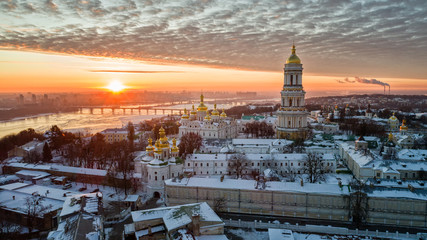 Oranje zonsondergang en wolk boven stadsgezicht Kiev, Oekraïne, Europa