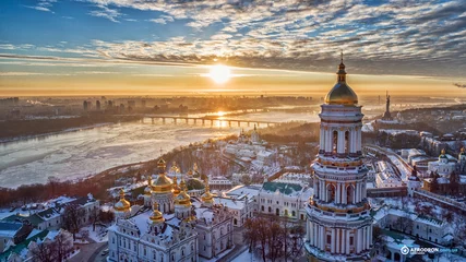 Fotobehang Oranje zonsondergang en wolk boven stadsgezicht Kiev, Oekraïne, Europa © slava2271