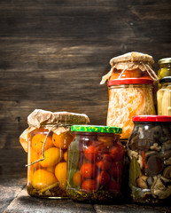 Preserves vegetables and mushrooms in glass jars.