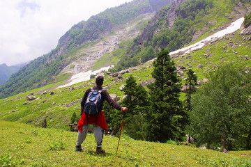 Fototapeta na wymiar Tourist trekking at Mulling, 3200 meters. Himachal Pradesh