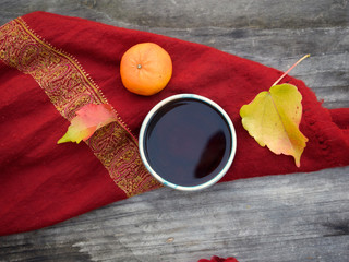 Teeschale mit rotem Schal und Mandarinen auf Holztisch, Weihnachten5