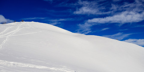 cresta innevata al pizzo Foisc in inverno, nelle alpi Lepontine (Svizzera)