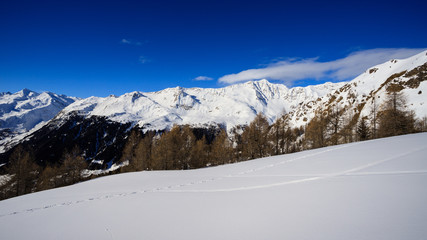 Fototapeta na wymiar panorama invernale, salendo verso il pizzo Foisc, nelle alpi Lepontine (Svizzera)