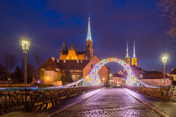 Fototapety  Most Tumski i Kościół Świętego Krzyża w nocy we Wrocławiu, Śląsk, Polska