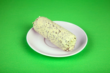 Kräuterbutter auf Teller