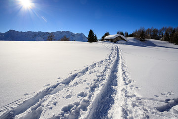 panorama invernale, salendo verso il pizzo Foisc, nelle alpi Lepontine (Svizzera)