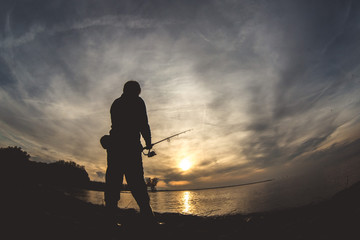 Angler im Sonnenuntergang / Fish Angler - obrazy, fototapety, plakaty