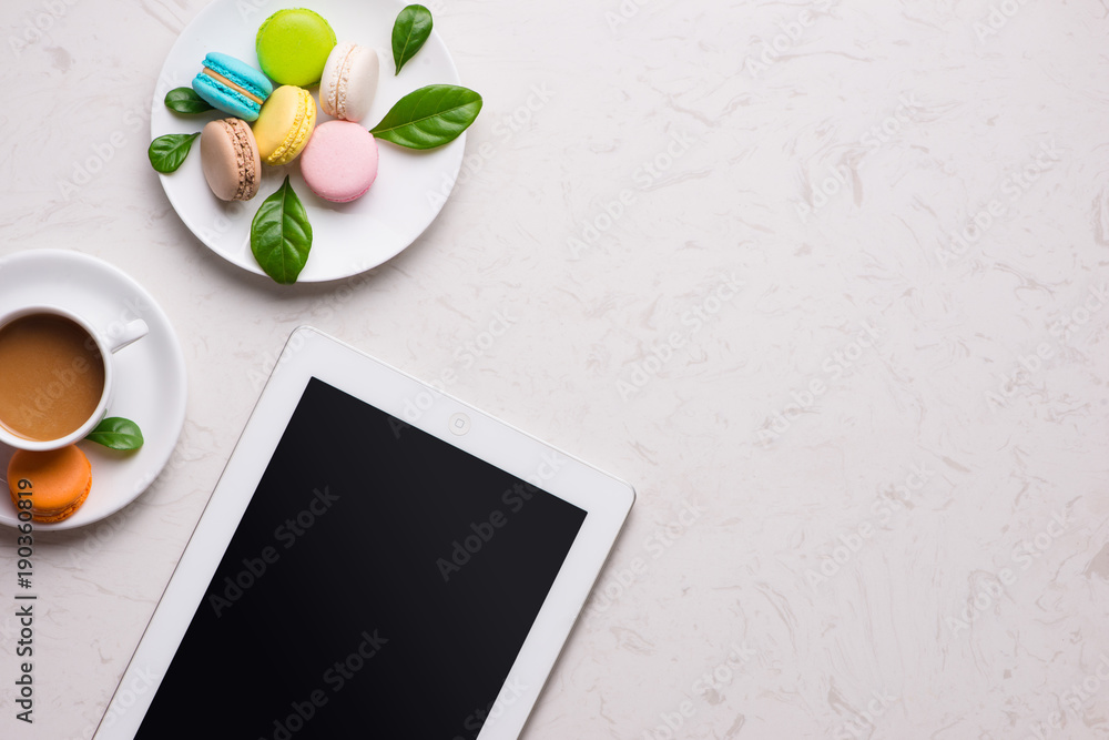 Poster modern spring design with colorful macaroons on marble background. top view mock-up