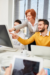 Business Gruppe beim E-Learning im Internet