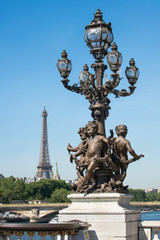 Fototapeta na wymiar Pont Alexandre III mit Blick auf den Eiffelturm in Paris, Frankreich