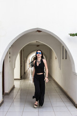 Obraz premium beautiful girl in sunglasses walking and looking at camera in Egypt