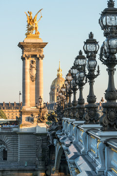 Invalidendom und Pont Alexandre III in Paris, Frankreich