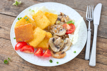 Gebratene Polenta mit Pilzen