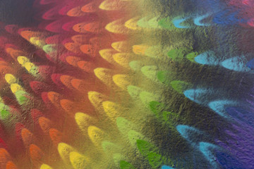 Pintura abstracta con diferentes colores sobre pared.