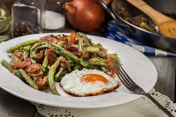 Healthy sauteed green beans with bacon and fried egg