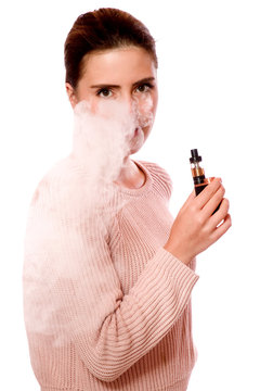 Attraktive junge Frau mit E-Zigarette 