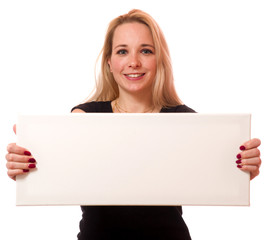 Junge Frau hält ein leeres Schild