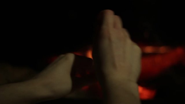 se r&eacute;chauffer les mains au coin du feu