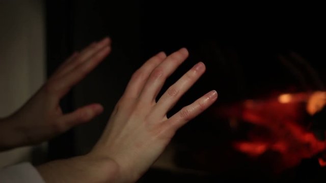 se r&eacute;chauffer les mains au coin du feu