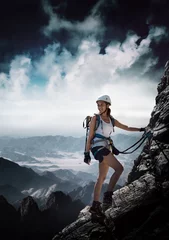 Deurstickers Frau klettert an einem Klettersteig (Via Ferrata) © XtravaganT