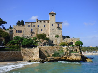 Fototapeta na wymiar Castillo de Tamarit, pequeña aldea en zona costera junto al mar Mediterráneo en el término municipal de Tarragona (España)