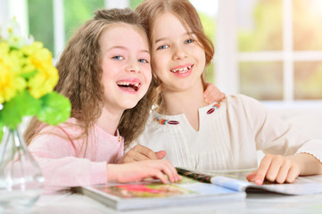 girls reading magazine