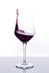 Copa de vino tinto sobre fondo blanco 