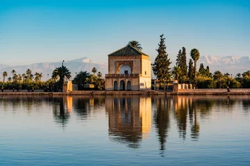 Crédence en verre imprimé Maroc Pavillon Saadien, jardins de la Menara et Atlas à Marrakech, Maroc, Afrique
