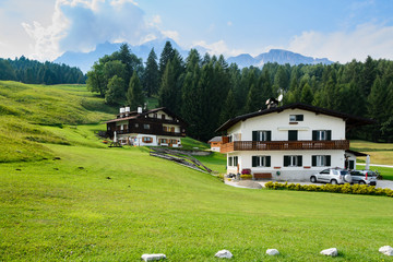 Fototapeta na wymiar domki na alpejskiej łące