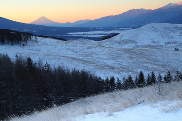 雪原と富士山