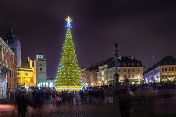 View of Warsaw Royal Castle and christmas tree in the evening - 190391690