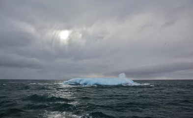 Fototapeten Arctica Schmelzender Eisberg im Arktischen Ozean  © Vladimir Melnik