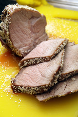 Schweinebraten mit Honig Sesam Kruste